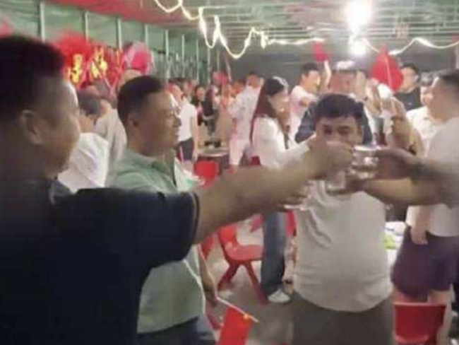 阅兵当天一餐馆老板全场免单 爱国情怀温暖人心